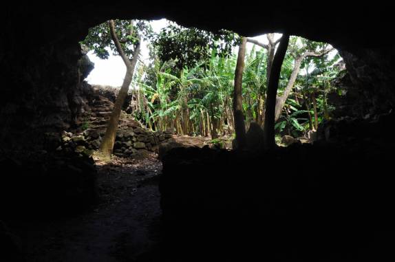 Ana Te Panu, uma das cavernas que servia de moradia e refúgio para os antigos habitantes de Rapa Nui (ou Ilha de Páscoa), ilha chilena no meio do Oceano Pacífico